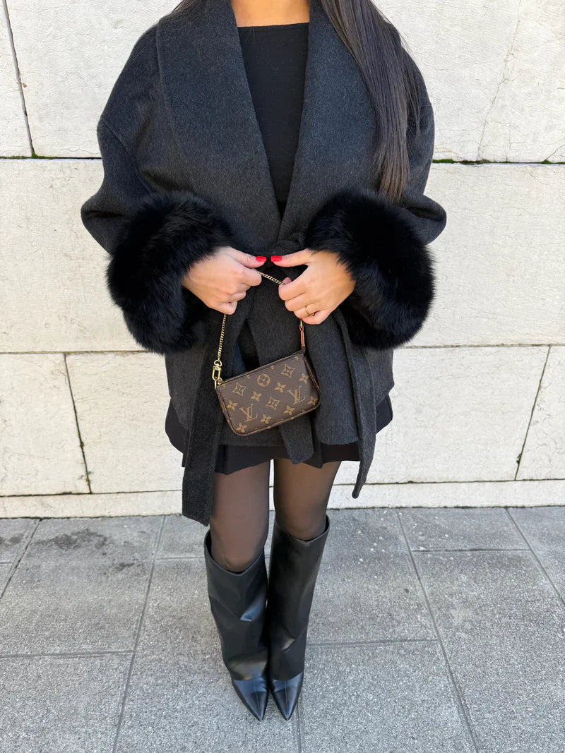 Manteau ceinturé à enfiler pour femme avec bordure en fausse fourrure