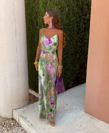Robe longue verte élégante avec imprimé moderne et foulard amovible