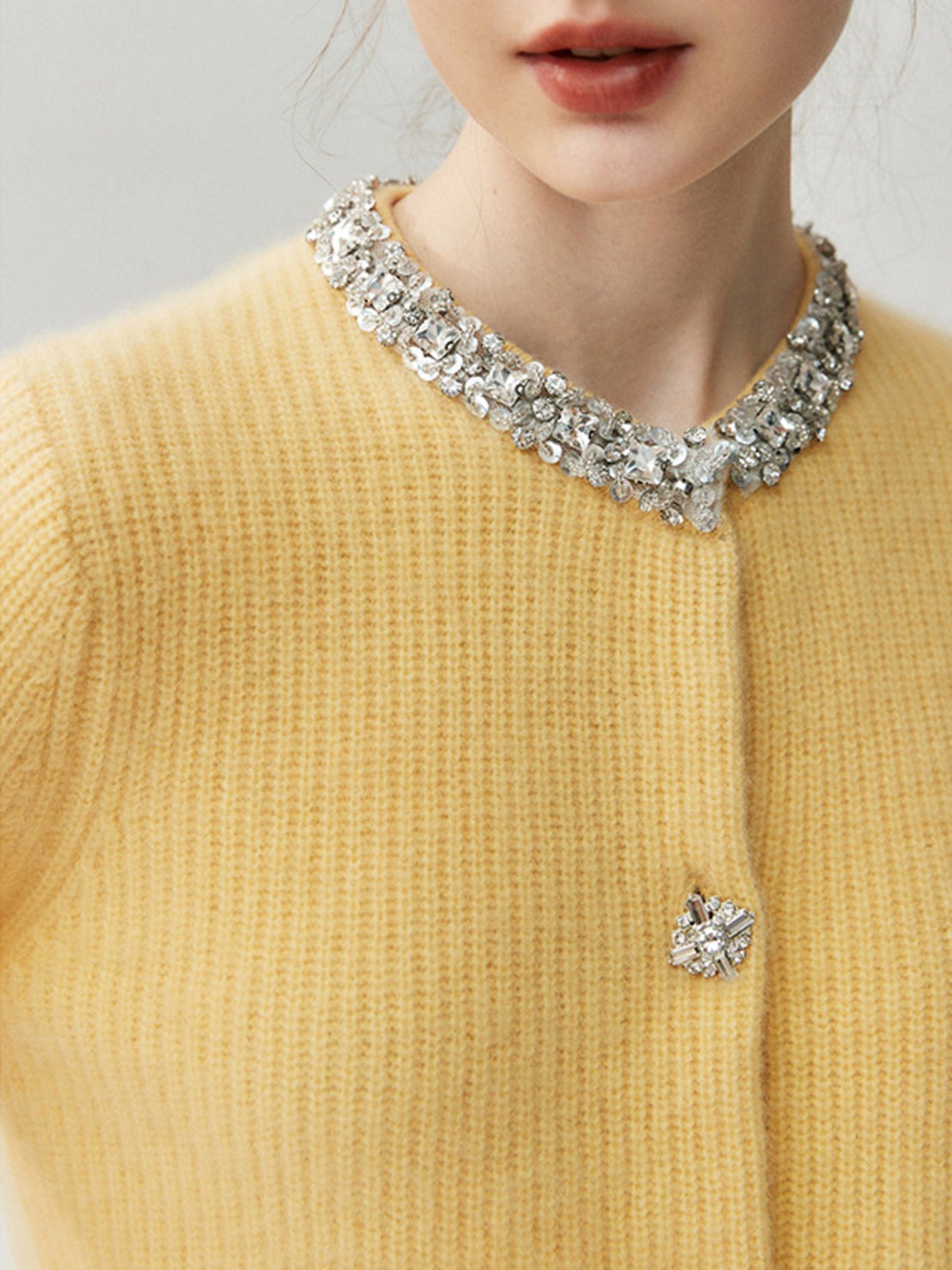 Cardigan élégant à boutons avec col orné de cristaux pour femme