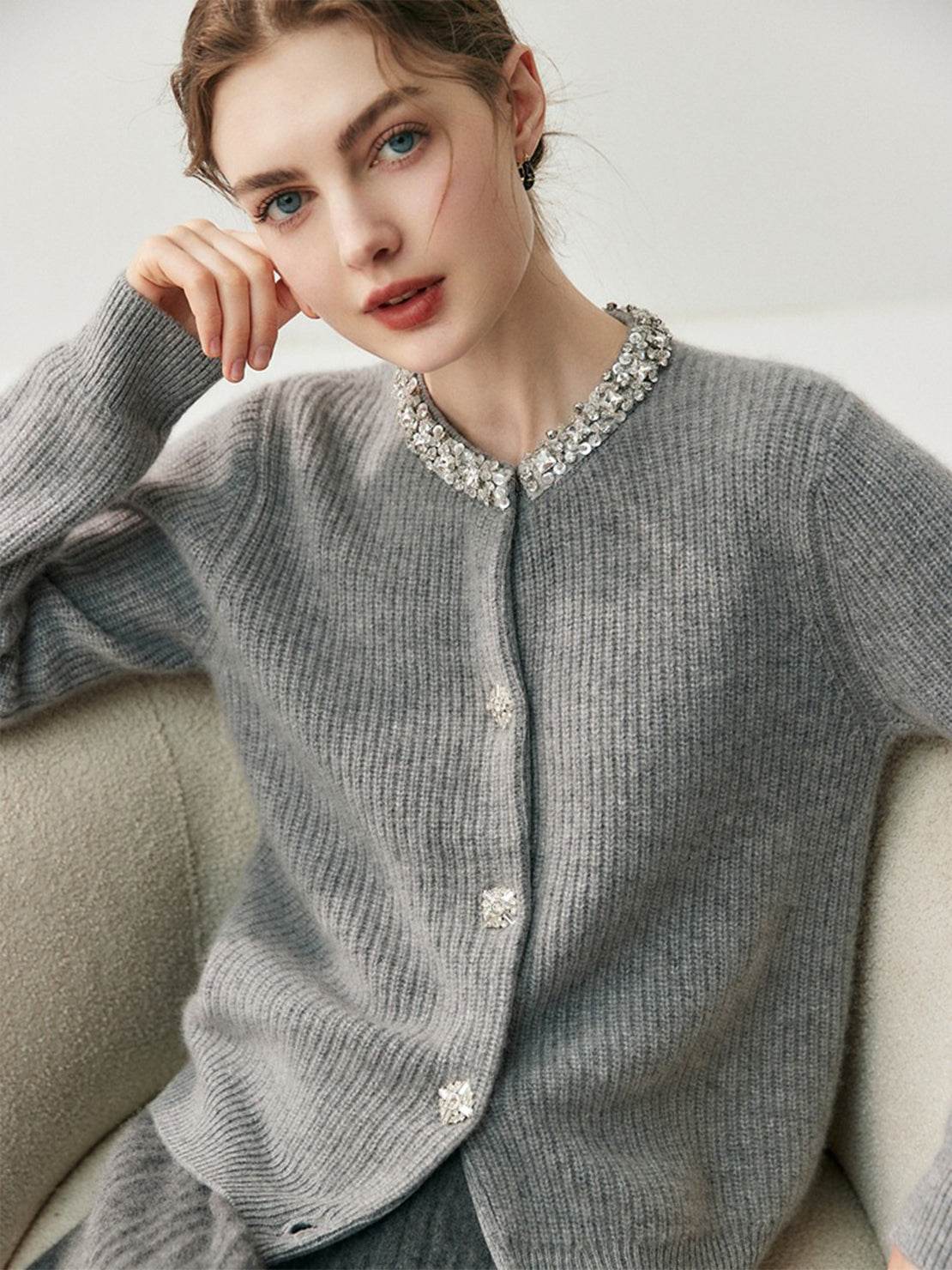 Cardigan élégant à boutons avec col orné de cristaux pour femme