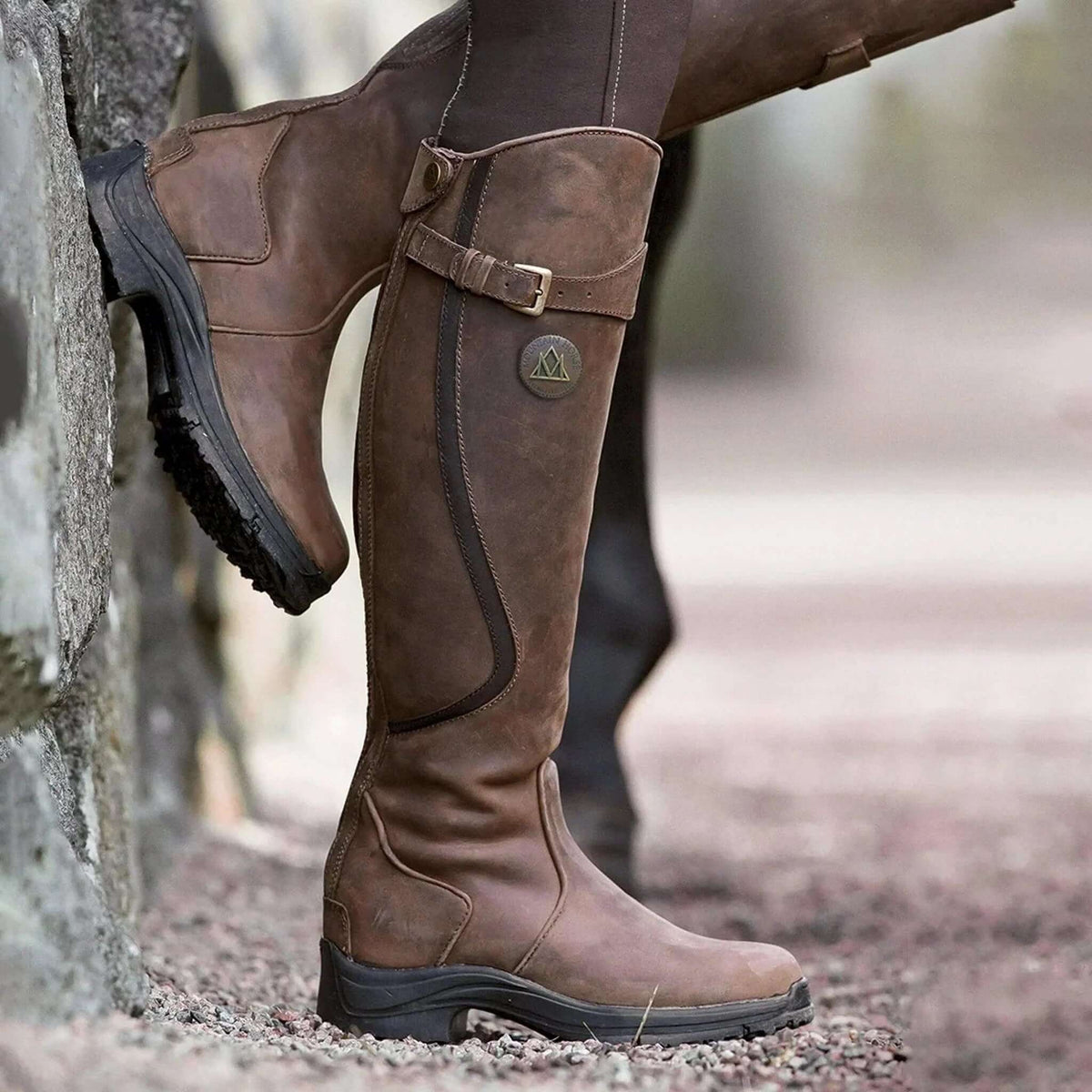 Bottes d’équitation montantes jusqu’aux genoux pour femme, avec détail de bride à boucle
