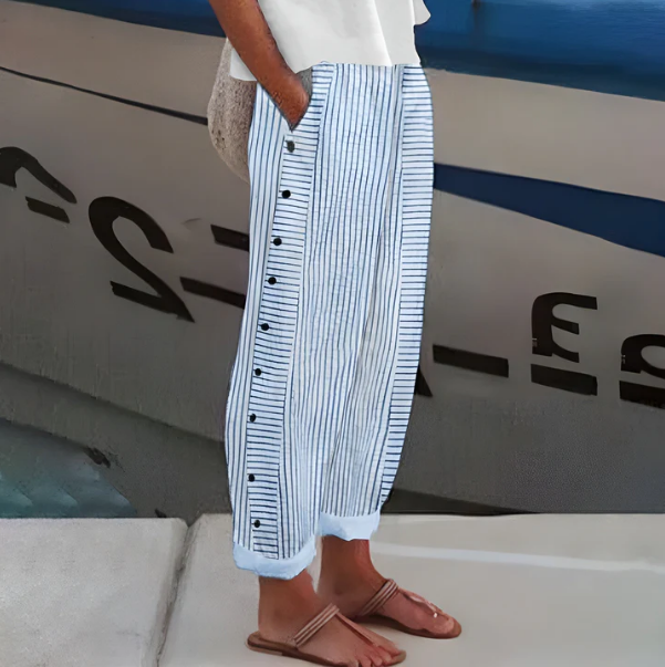 Pantaloni capri da donna a righe con dettaglio di bottoni