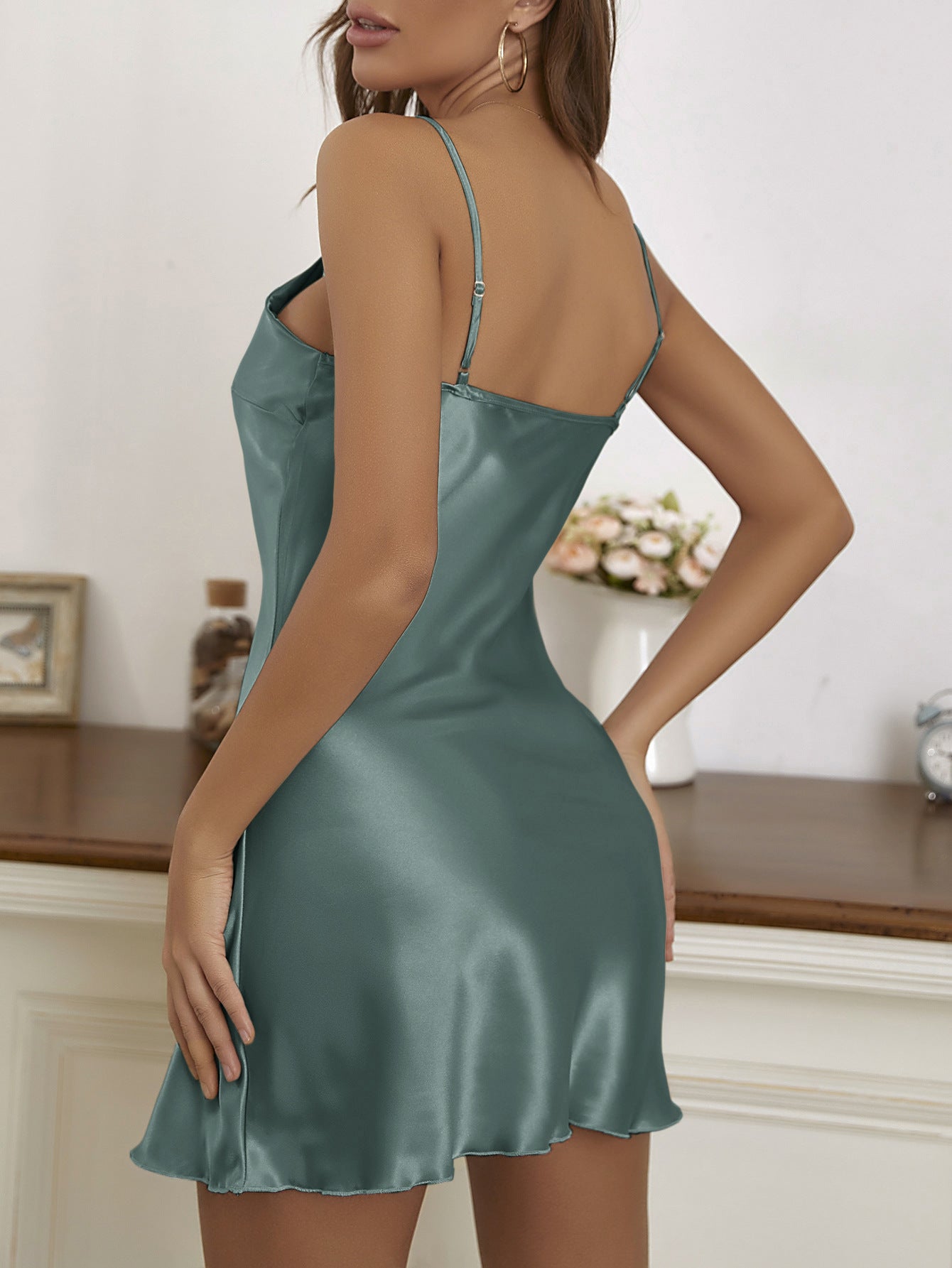 Robe mini en satin Adele avec décolleté en V en dentelle pour femmes