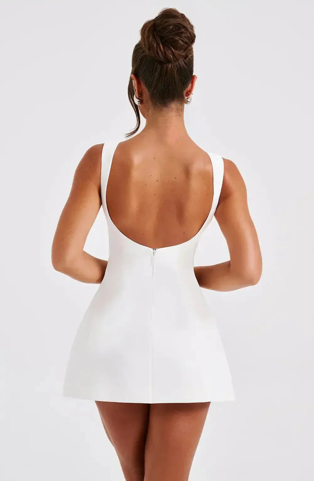 Robe courte structurée pour femme à encolure bateau
