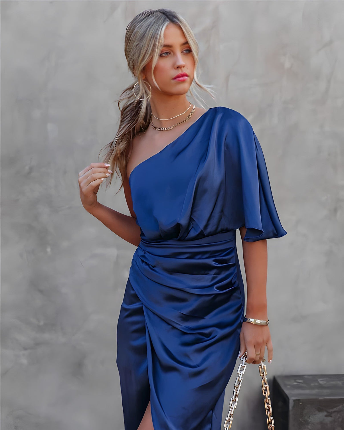 Robe midi froncée asymétrique pour femme avec fente latérale