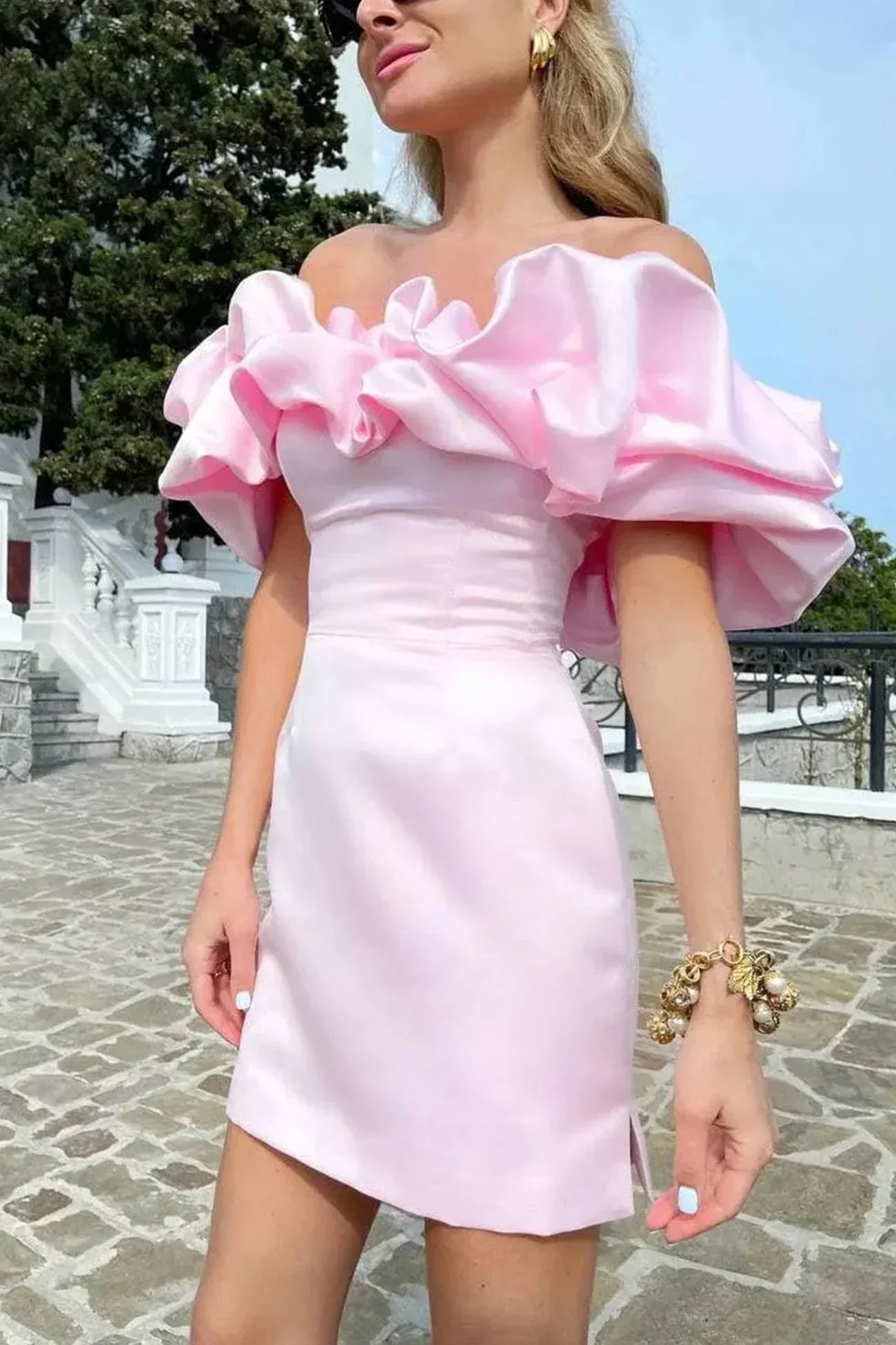 Robe courte en satin à épaules dénudées avec volants