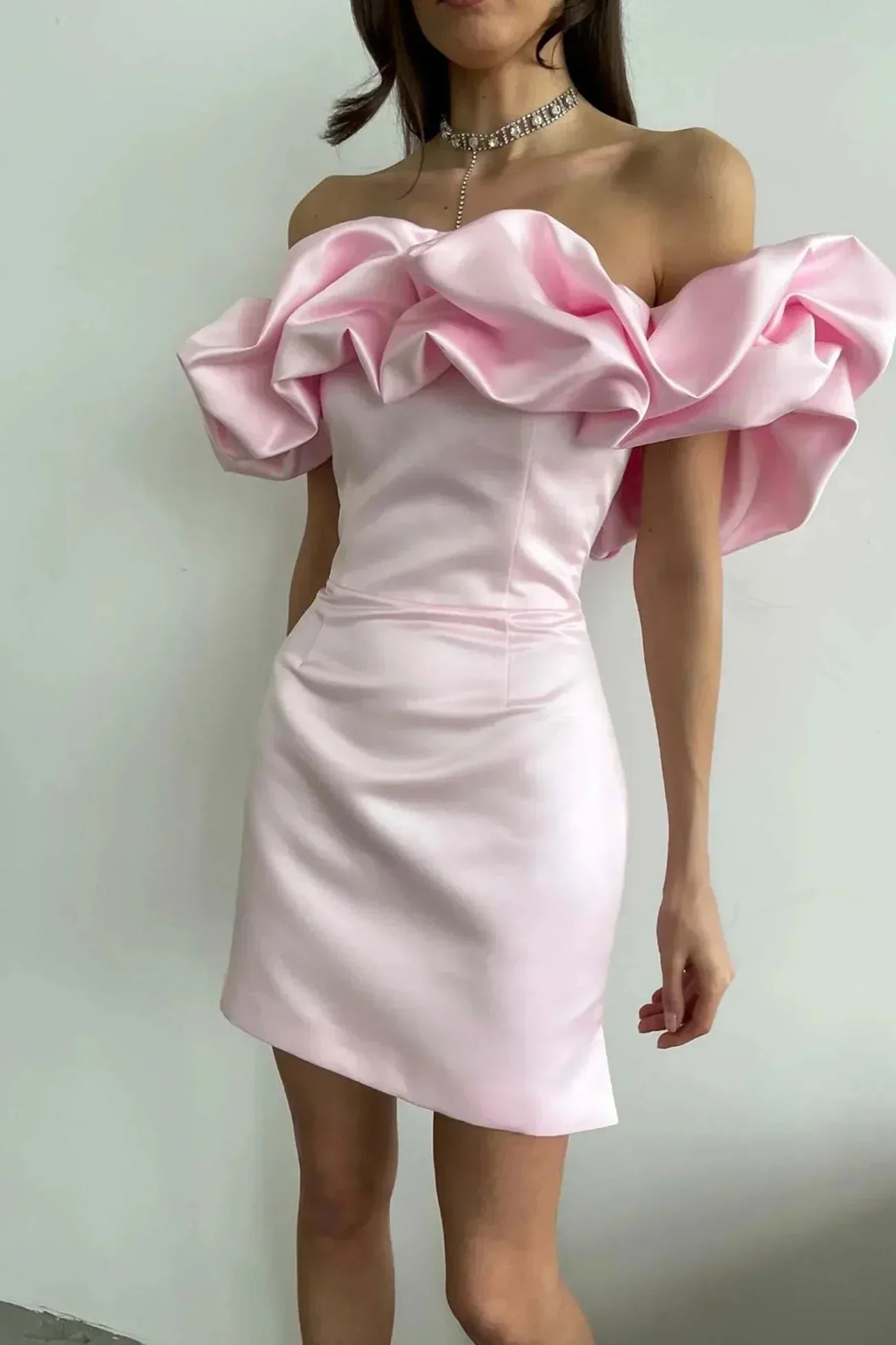 Robe courte en satin à épaules dénudées avec volants