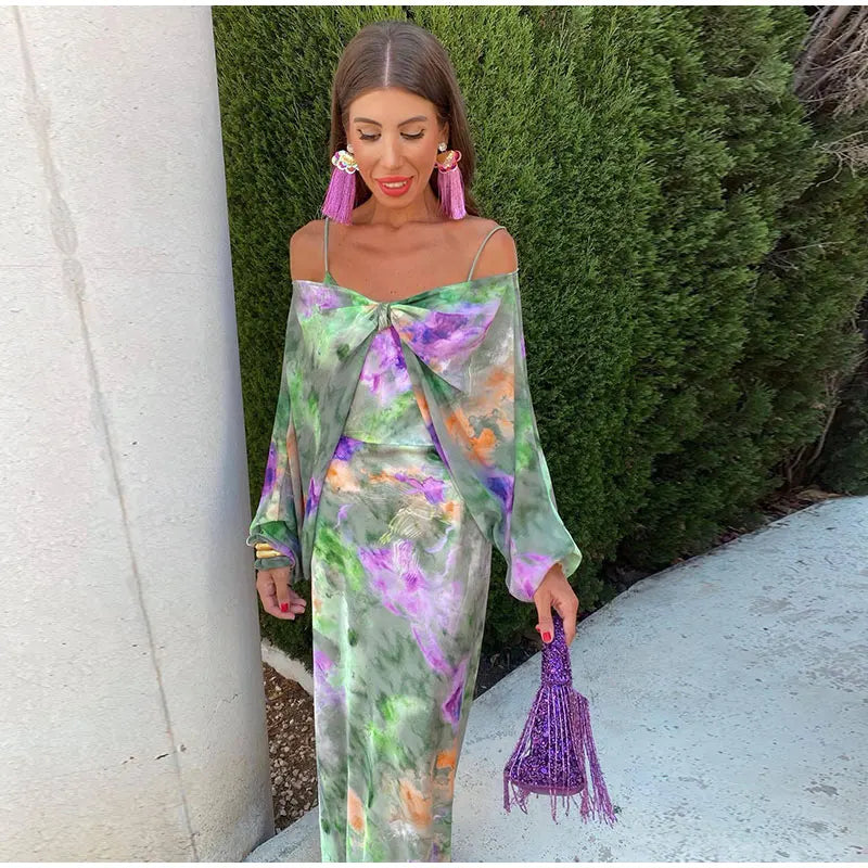 Robe longue verte élégante avec imprimé moderne et foulard amovible