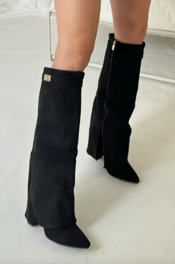 Botas altas de ante para mujer con detalles dorados