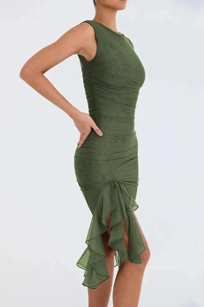 Robe midi sans manches froncée pour femme avec ourlet asymétrique