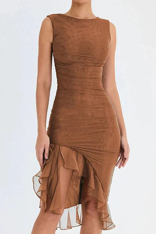 Robe midi sans manches froncée pour femme avec ourlet asymétrique