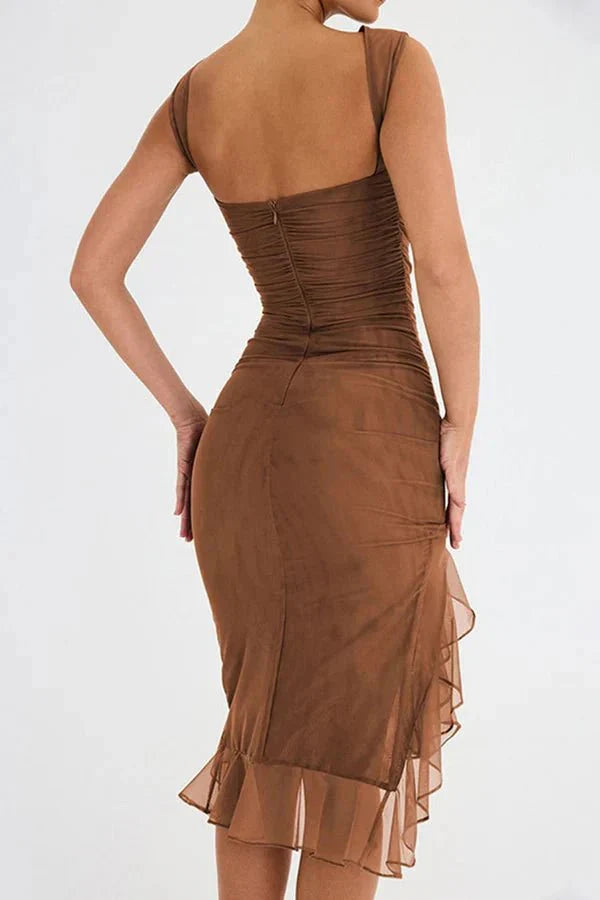 Robe midi sans manches froncée pour femme avec ourlet asymétrique