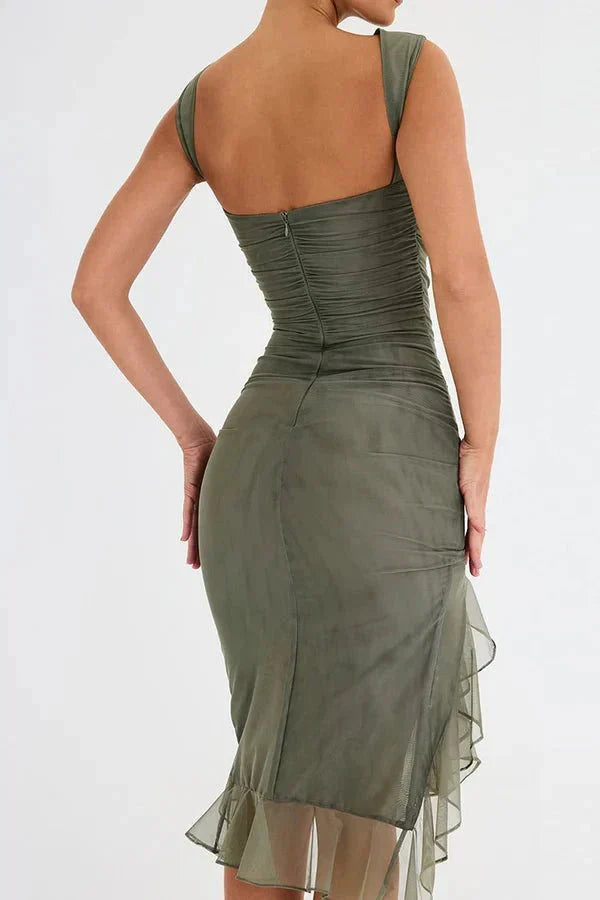 Robe midi sans manches froncée pour femme avec ourlet asymétrique