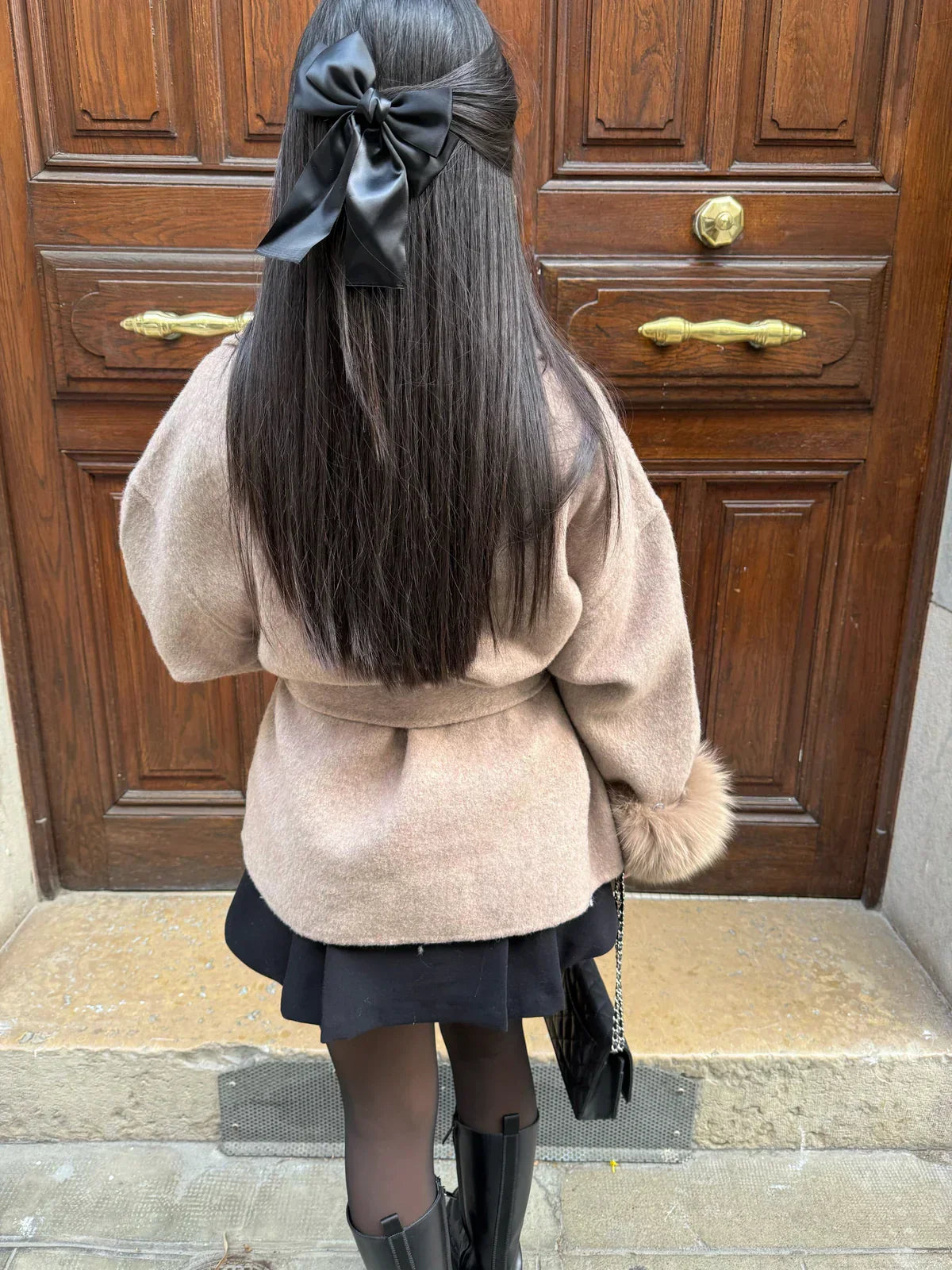 Manteau ceinturé à enfiler pour femme avec bordure en fausse fourrure