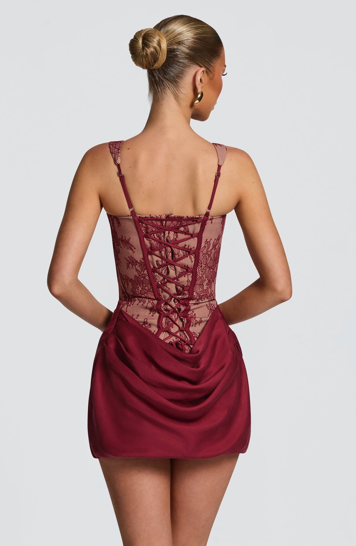 Miniabito aderente da donna con scollo quadrato e arricciature