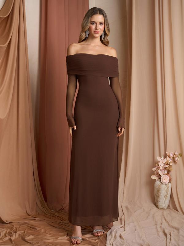 Abito lungo aderente da donna con paillettes e spalle scoperte