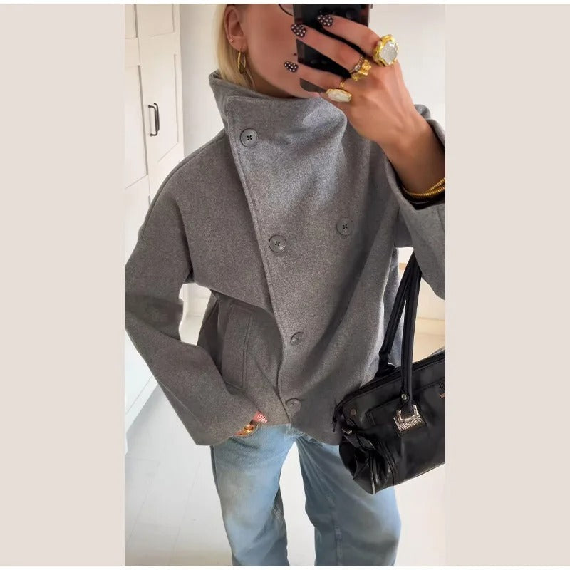 Abrigo de mujer con cuello mao y doble botonadura