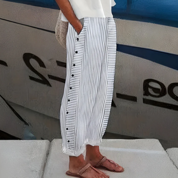 Pantaloni capri da donna a righe con dettaglio di bottoni