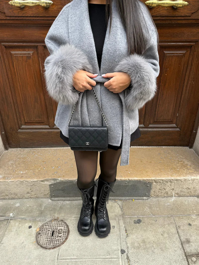 Manteau ceinturé à enfiler pour femme avec bordure en fausse fourrure