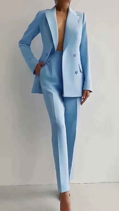 Completo da donna con blazer doppiopetto e pantaloni sartoriali