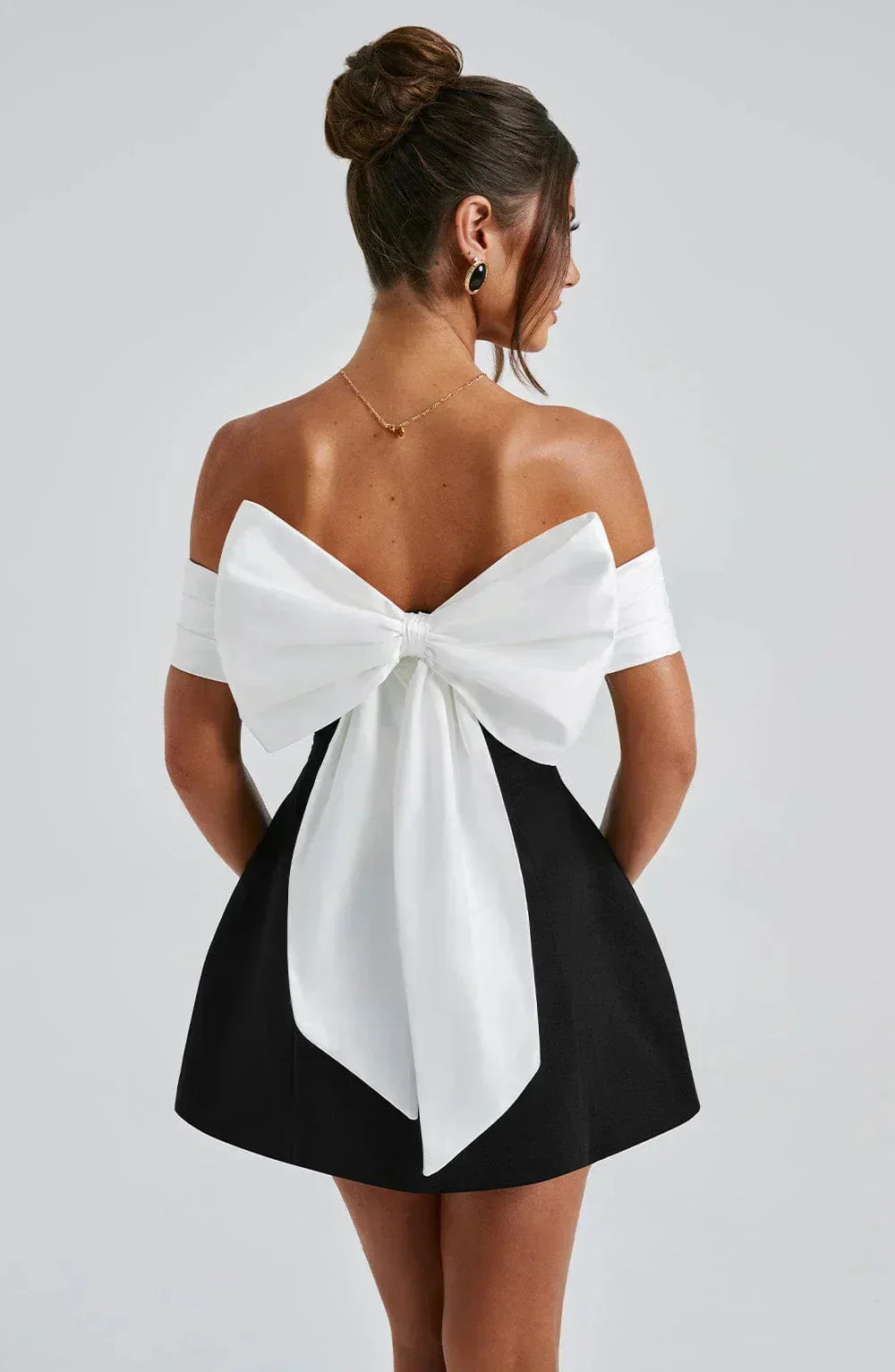 Robe mini élégante à épaules dénudées avec nœud dans le dos et contraste pour femmes
