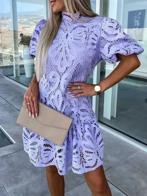 Robe mini fleurie en dentelle avec manches bouffantes pour femme