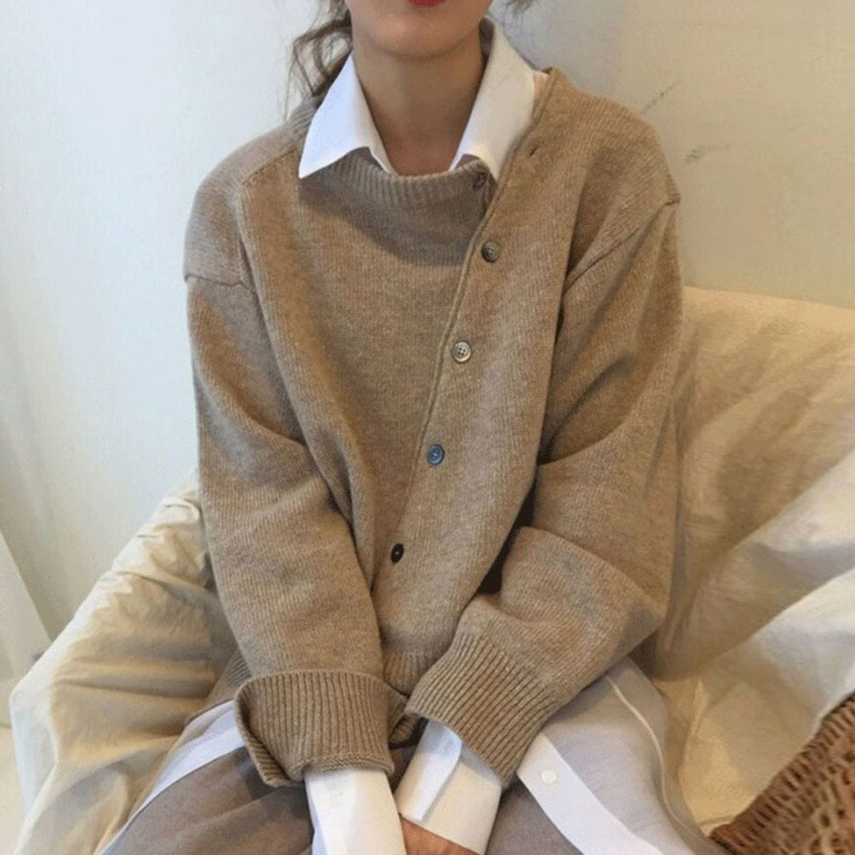 Cardigan da donna in morbido tessuto a maglia con scollo a V e chiusura frontale con bottoni