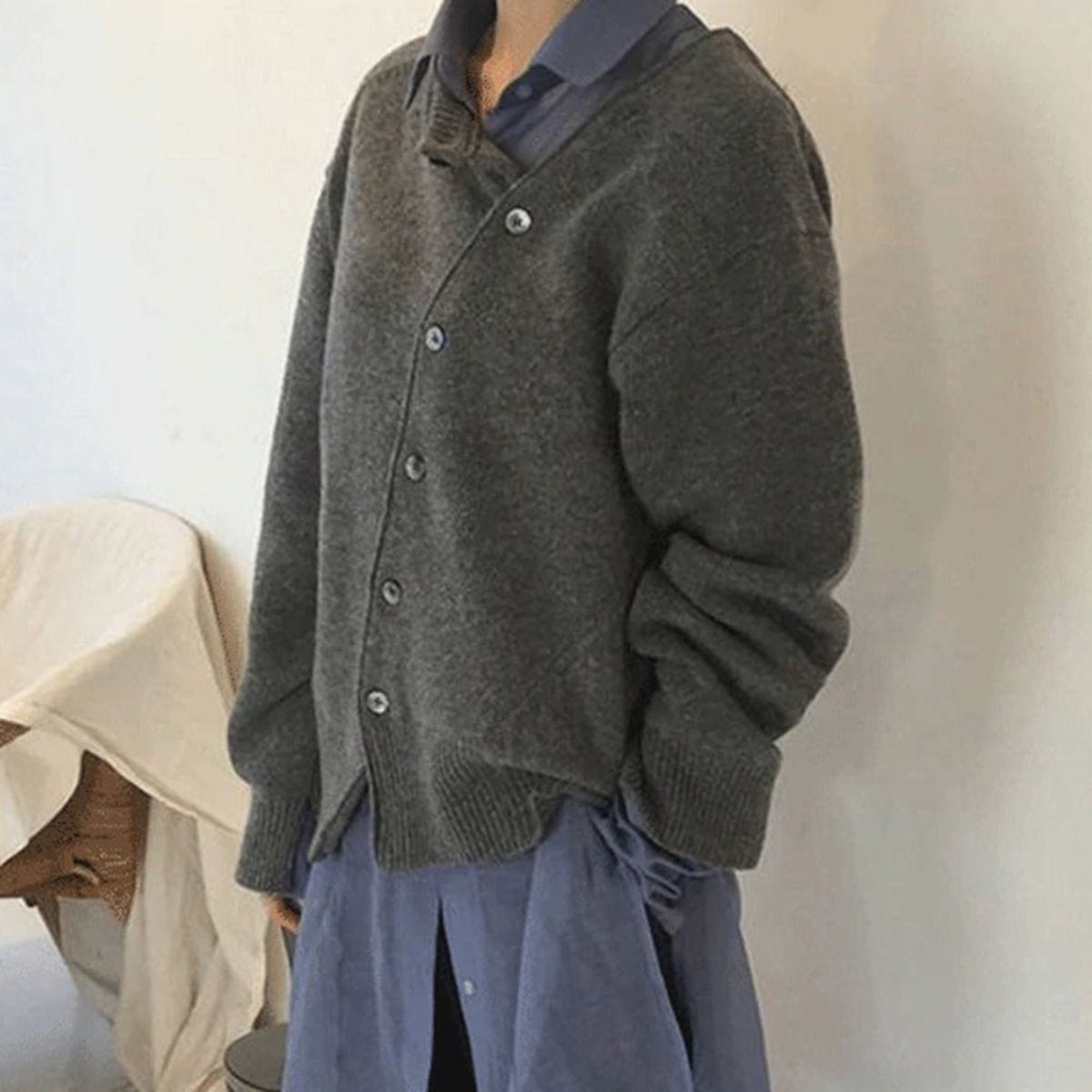 Cardigan da donna in morbido tessuto a maglia con scollo a V e chiusura frontale con bottoni