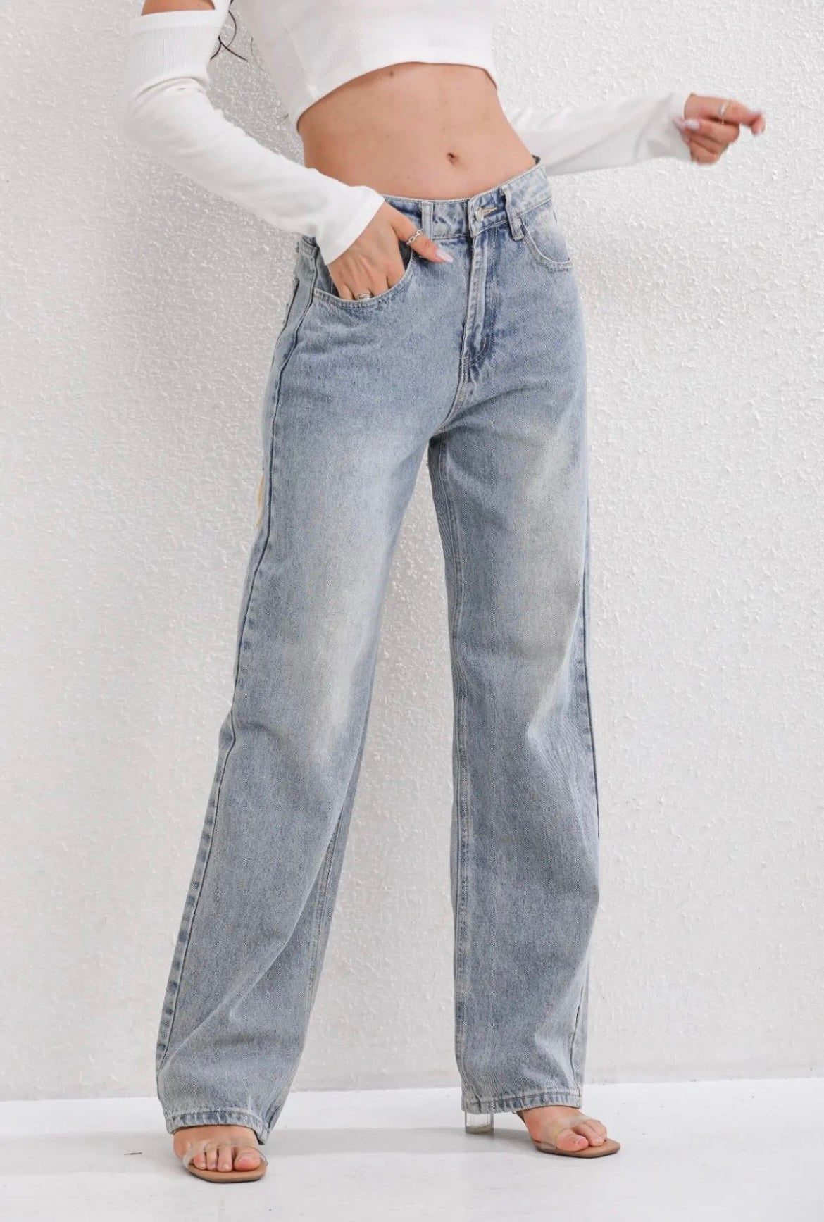 Jeans de pierna ancha para mujer con bolsillos traseros en contraste
