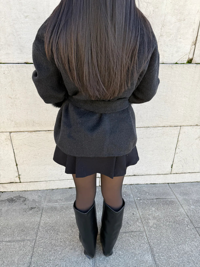 Cappotto avvolgente da donna con cintura e rifinitura in pelliccia sintetica