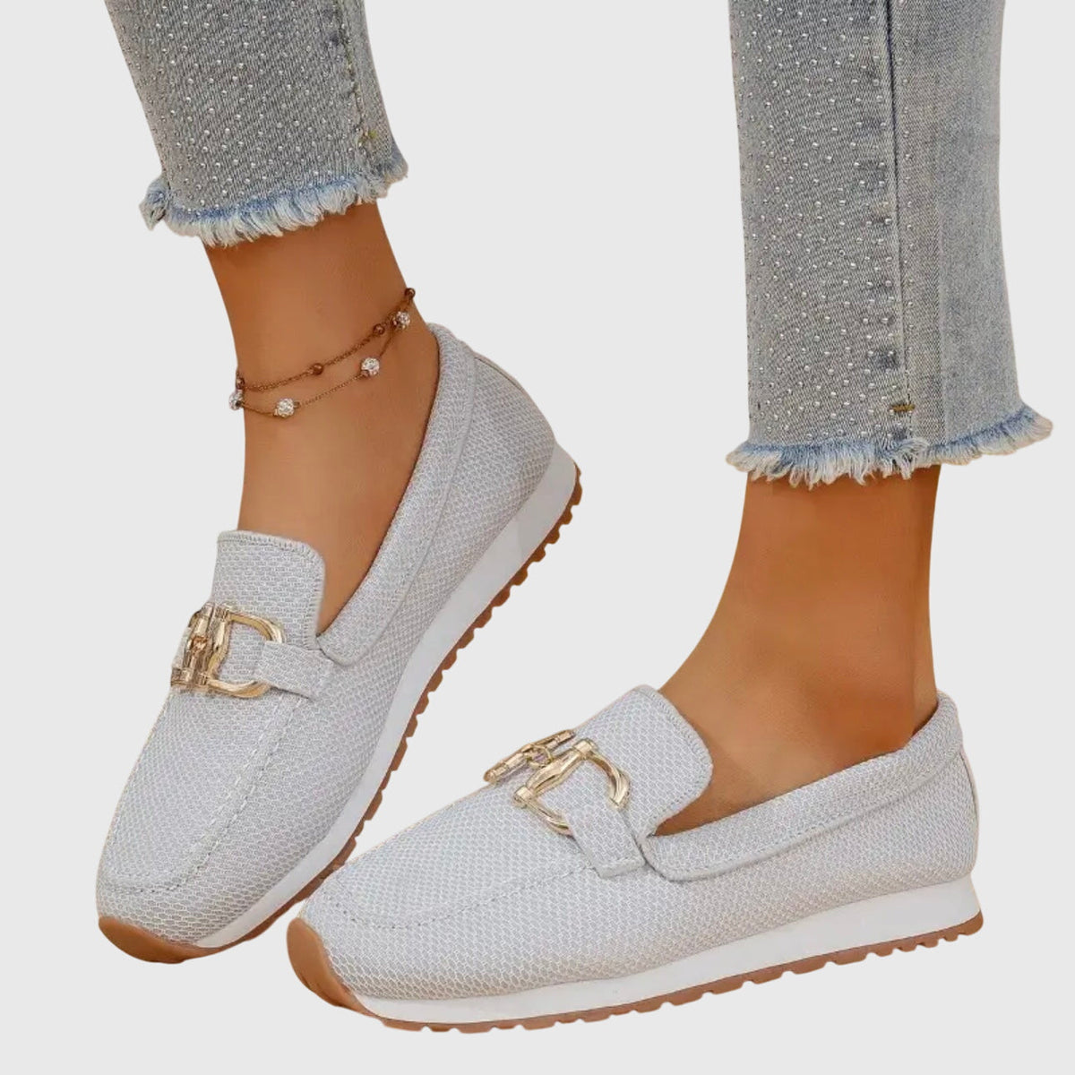 Γυναικεία μοκασίνια slip-on με διακοσμητική χρυσή αγκράφα