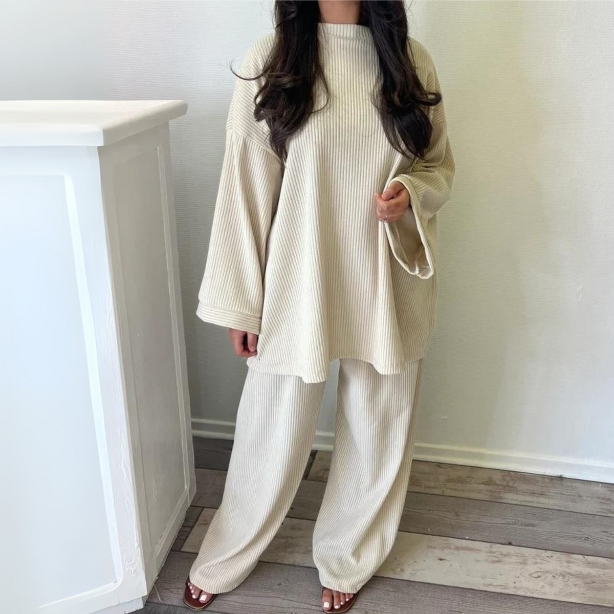 Completo da donna con top ampio e pantaloni a gamba larga