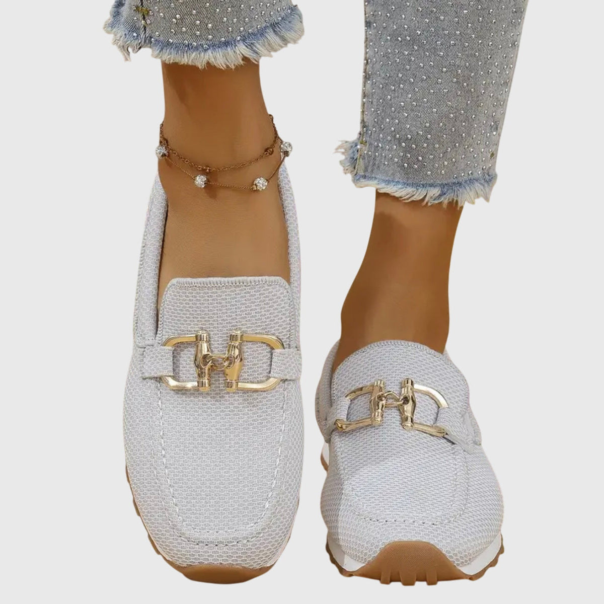 Γυναικεία μοκασίνια slip-on με διακοσμητική χρυσή αγκράφα