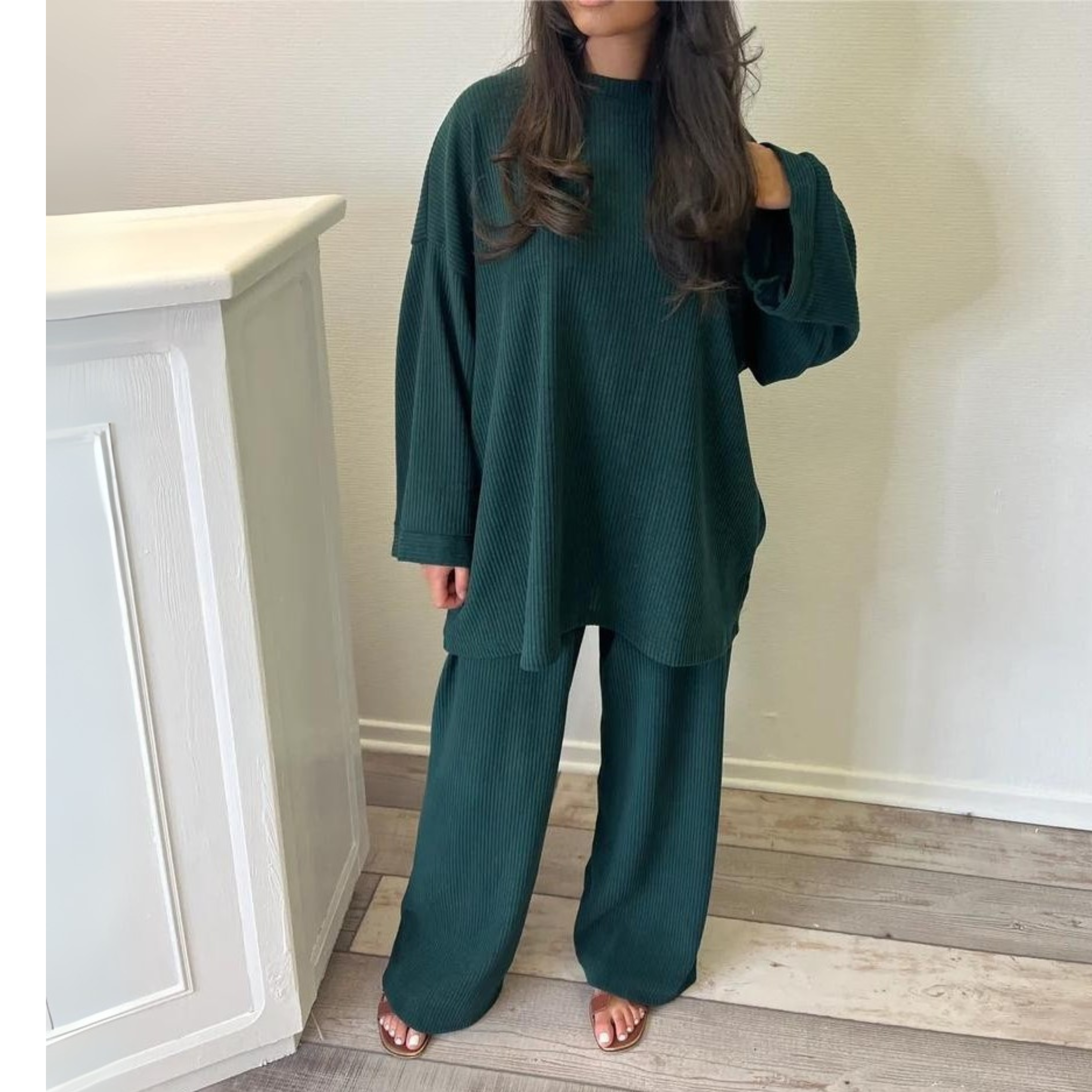 Completo da donna con top ampio e pantaloni a gamba larga