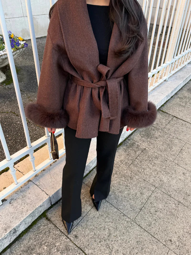 Cappotto avvolgente da donna con cintura e rifinitura in pelliccia sintetica
