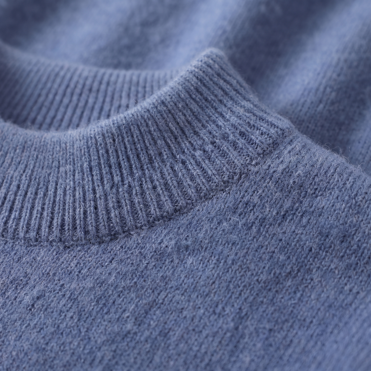 Pull en maille côtelée douce à col roulé pour femme