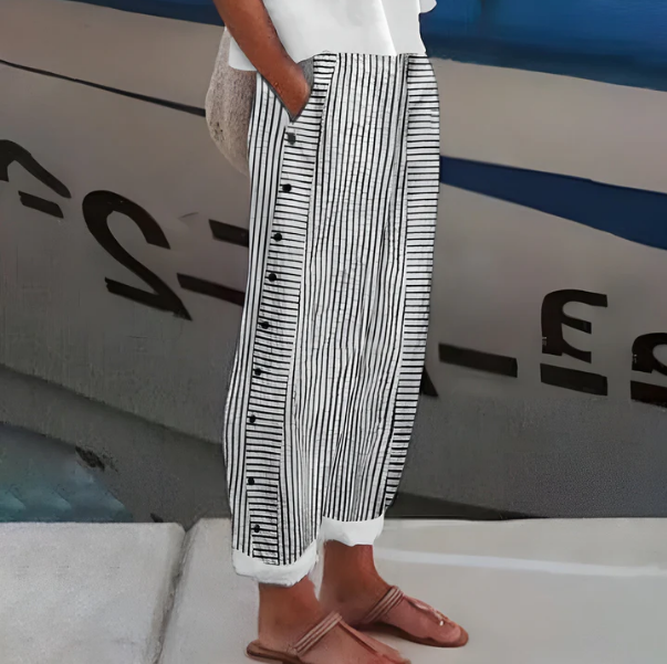 Pantaloni capri da donna a righe con dettaglio di bottoni