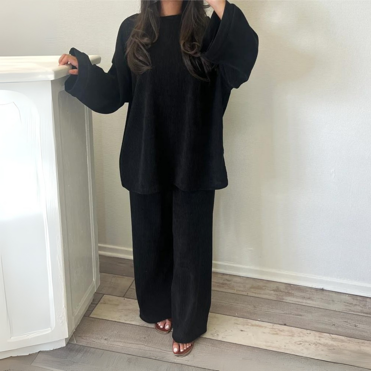 Completo da donna con top ampio e pantaloni a gamba larga