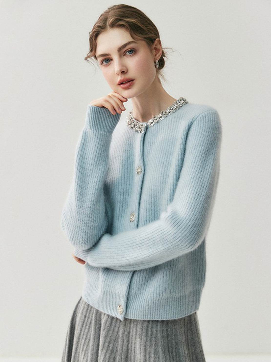 Cardigan elegante da donna con bottoni e colletto impreziosito da cristalli