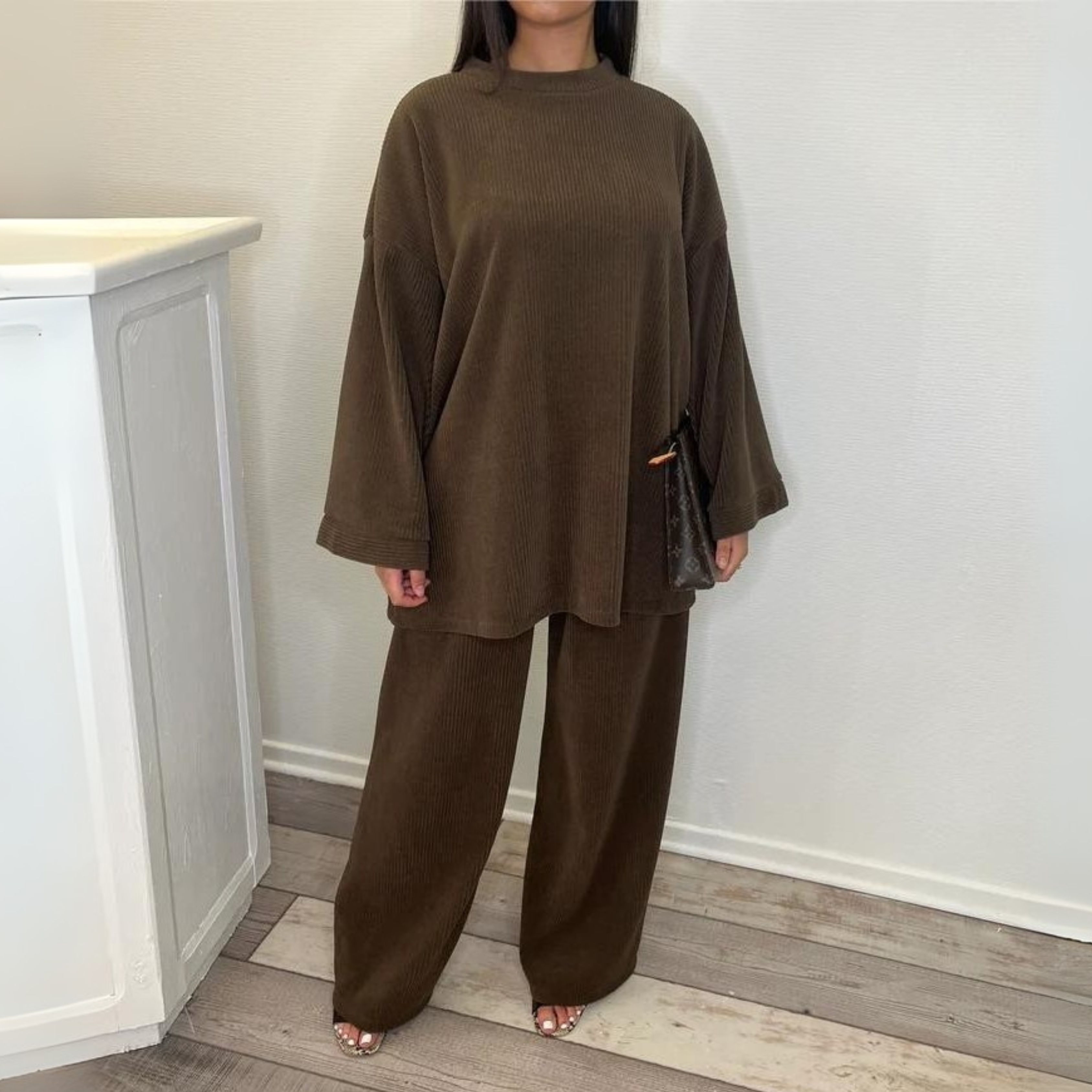 Completo da donna con top ampio e pantaloni a gamba larga