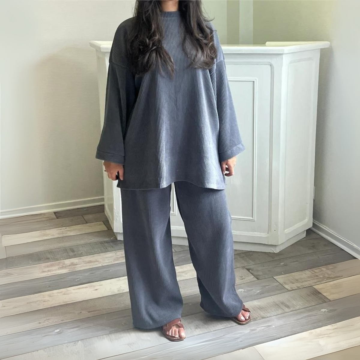 Completo da donna con top ampio e pantaloni a gamba larga