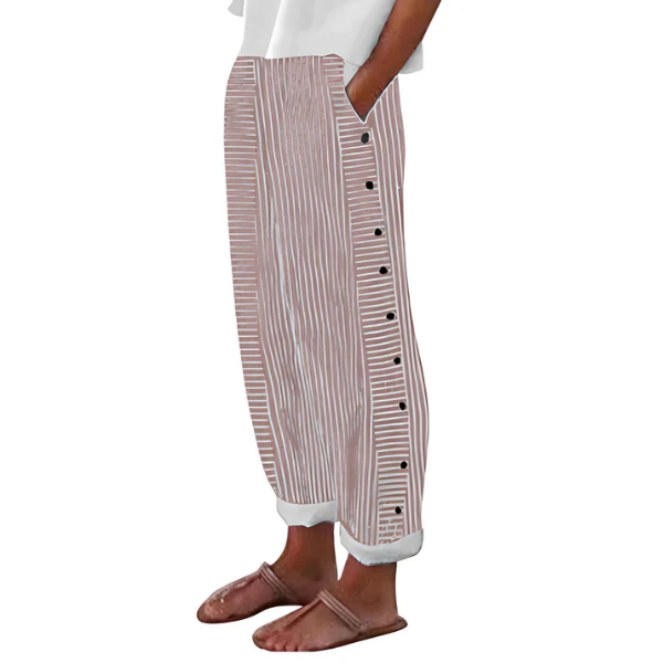 Pantaloni capri da donna a righe con dettaglio di bottoni