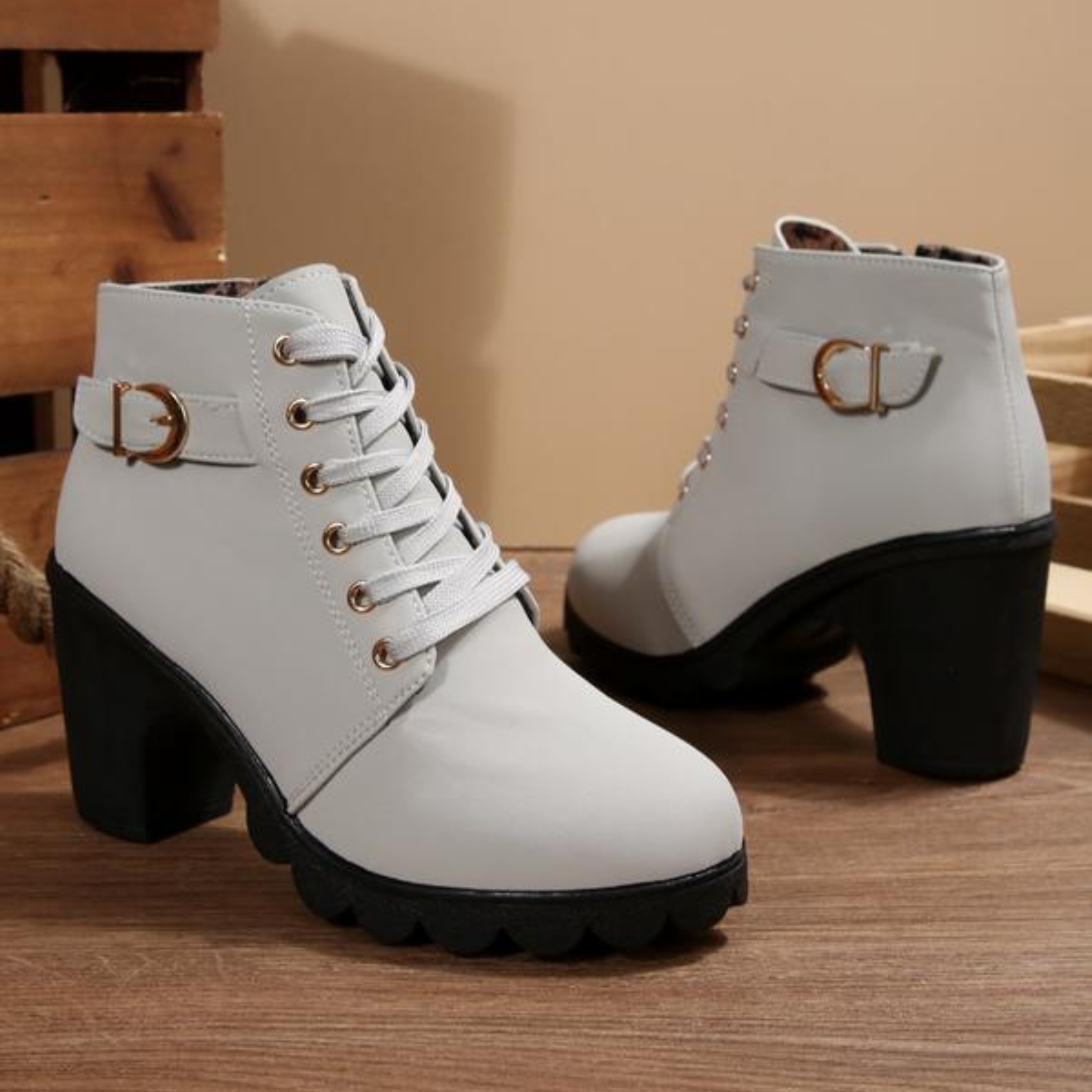 Stivaletti chunky da donna con lacci e fibbia metallica