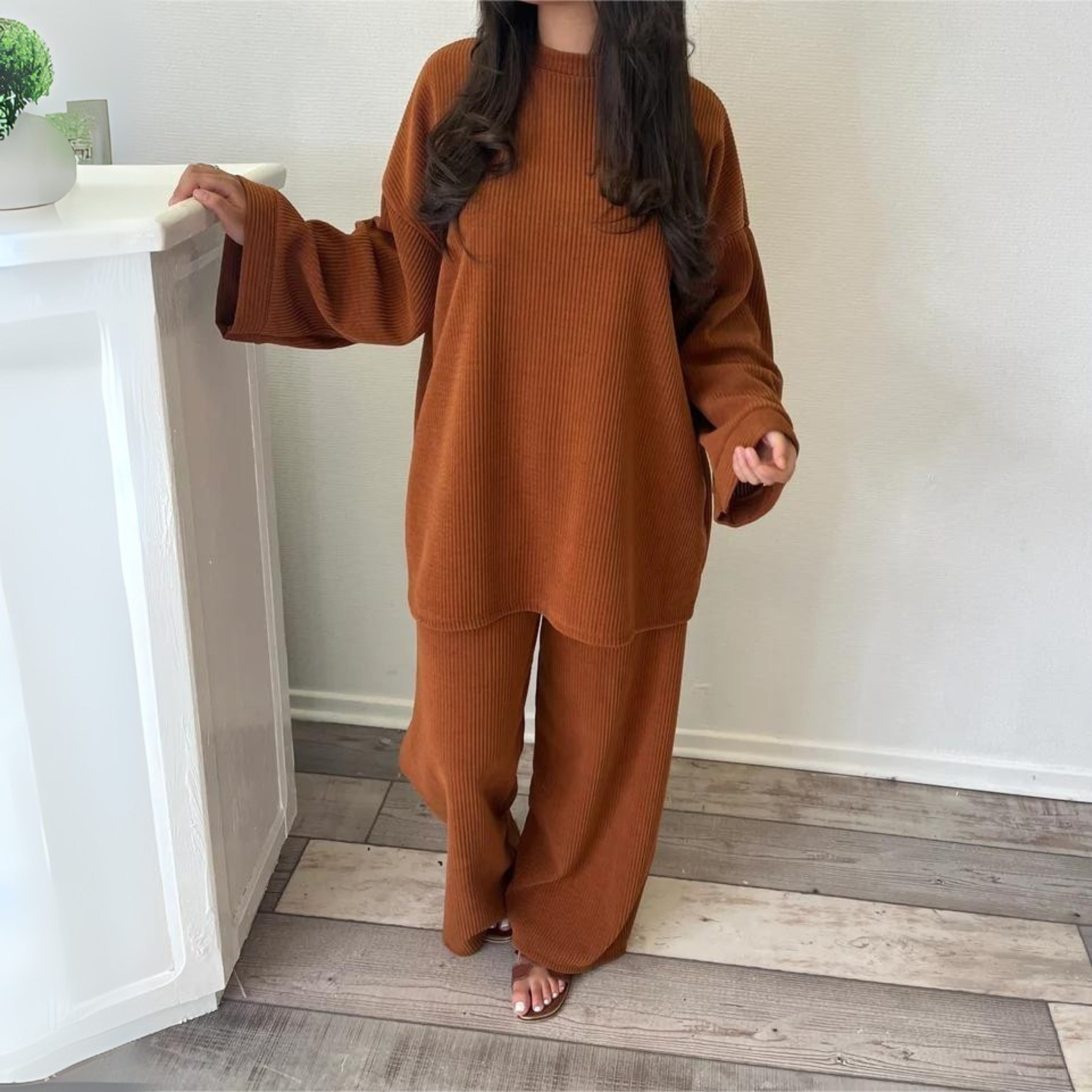 Completo da donna con top ampio e pantaloni a gamba larga