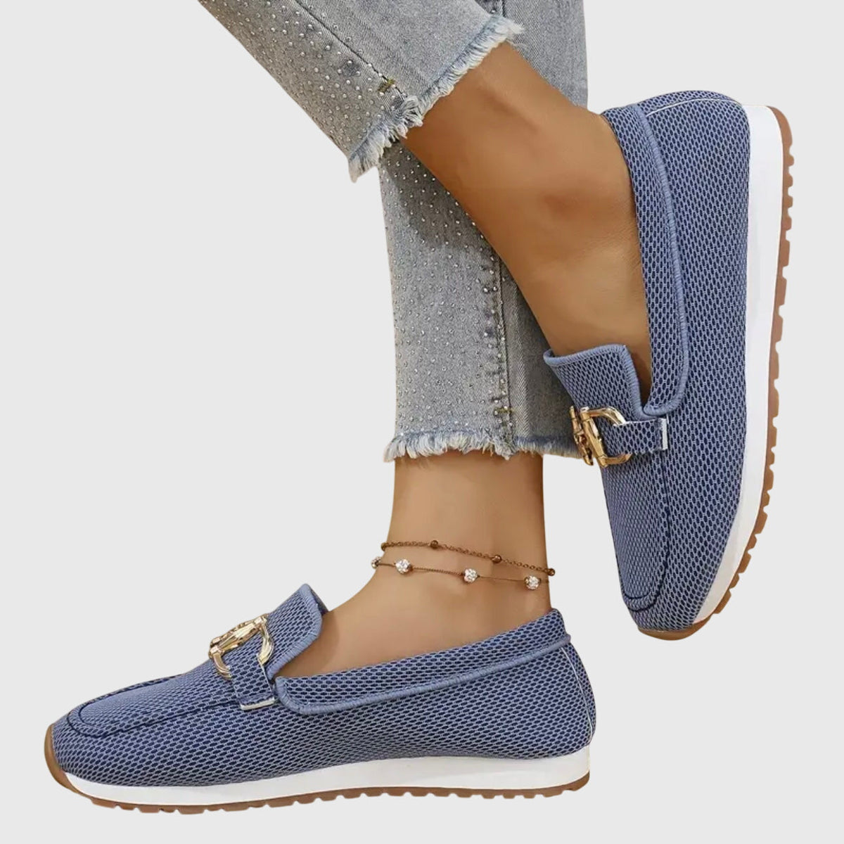 Γυναικεία μοκασίνια slip-on με διακοσμητική χρυσή αγκράφα