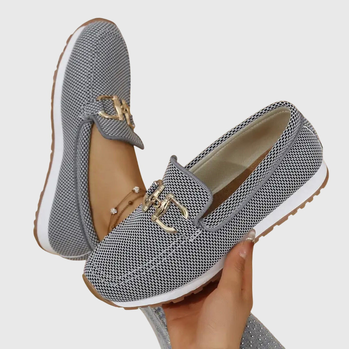 Γυναικεία μοκασίνια slip-on με διακοσμητική χρυσή αγκράφα