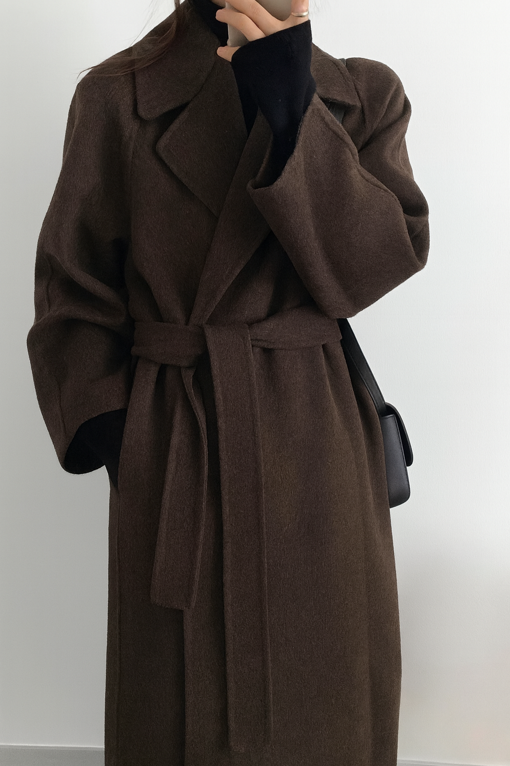 Cappotto lungo avvolgente da donna con cintura e vestibilità comoda