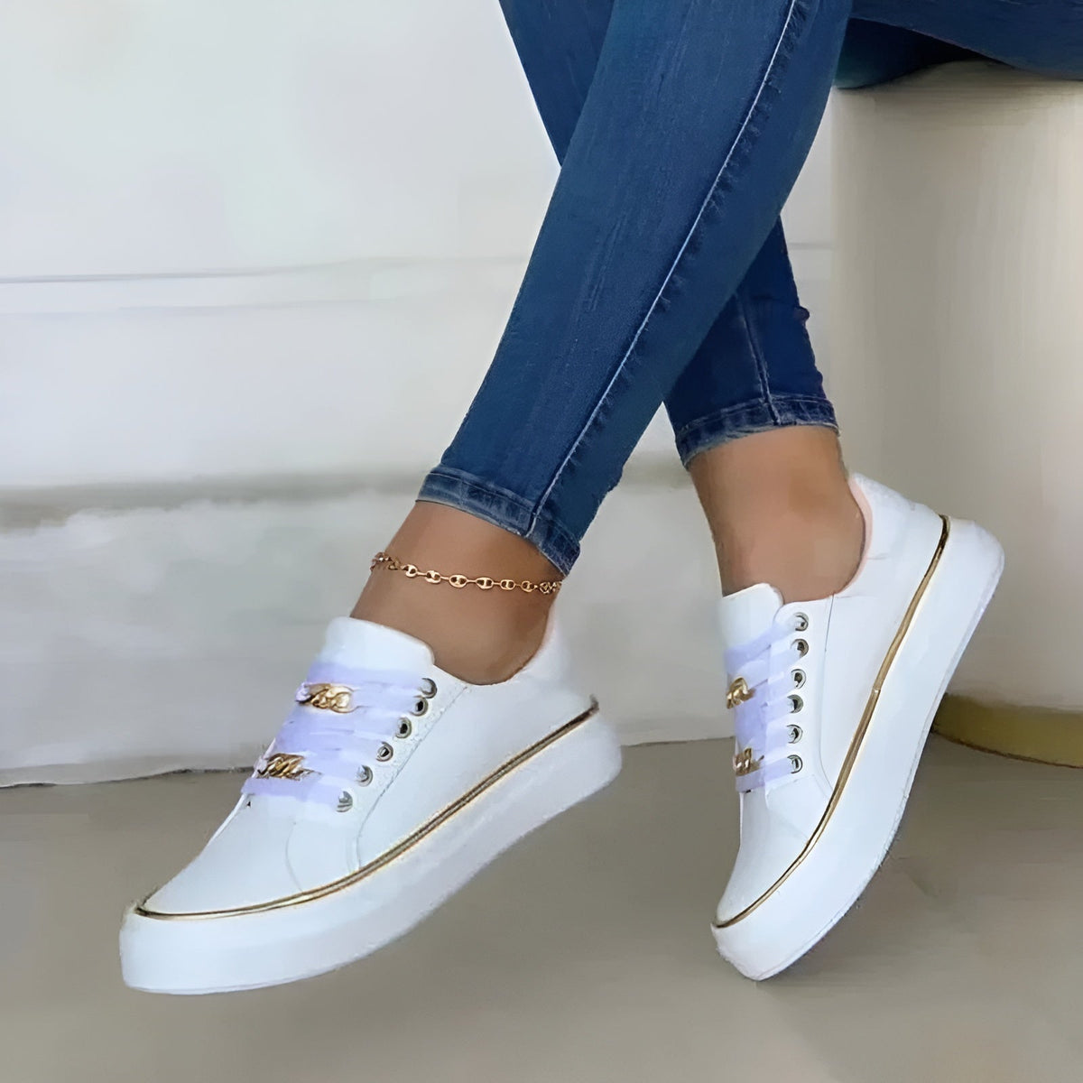 Baskets basses pour femme avec détails dorés