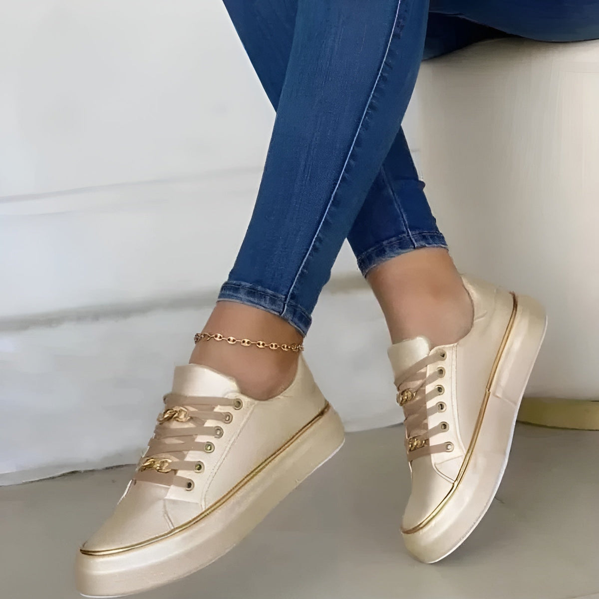 Baskets basses pour femme avec détails dorés