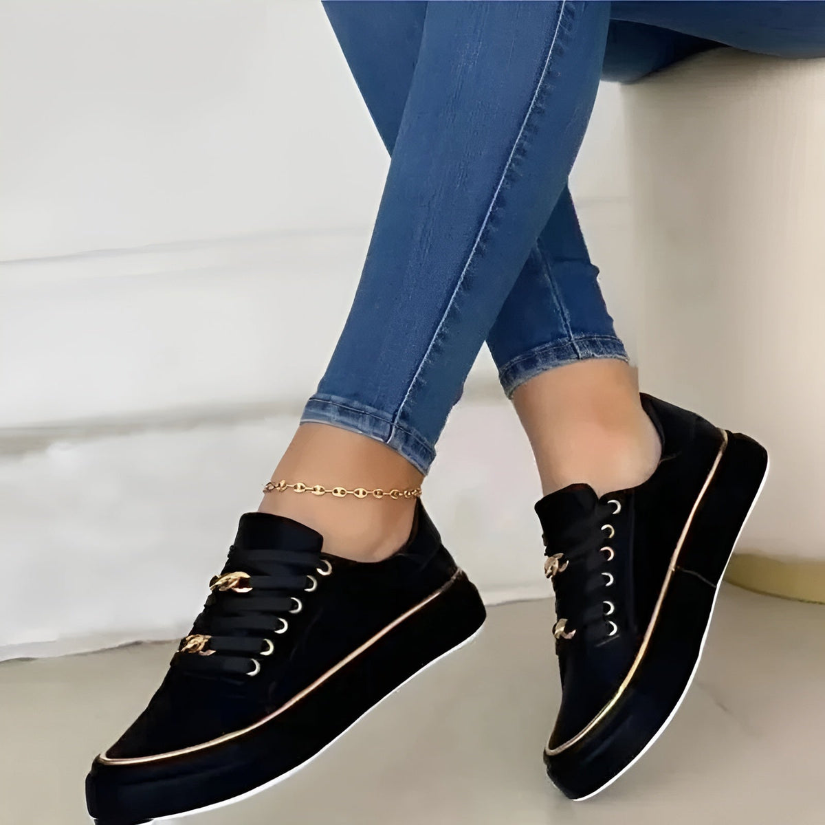 Baskets basses pour femme avec détails dorés